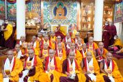 Его Святейшество Далай-лама фотографируется с монахами, принявшими обеты гелонга. Дхарамсала, штат Химачал-Прадеш, Индия. 28 мая 2022 г. Фото: дост. Тензин Джампхел (офис ЕСДЛ).