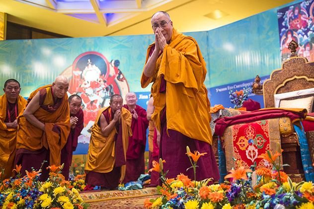 Его Святейшество Далай-лама дарует посвящение Авалокитешвары Джинасагары