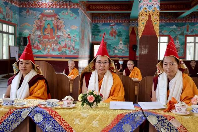 В колледже Сакья монахиням присудили высшую ученую степень кхенмо
