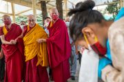 Его Святейшество Далай-лама проходит по двору главного тибетского храма по пути на молитвенную сессию, организованную в рамках начитывания 100 миллионов мантр «мани» (мани дхондруп). Дхарамсала, штат Химачал-Прадеш, Индия. 8 июня 2022 г. Фото: Тензин Чойджор (офис ЕСДЛ).