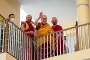 Его Святейшество Далай-лама машет рукой своим последователям, собравшимся во дворе главного тибетского храма. Дхарамсала, штат Химачал-Прадеш, Индия. 8 июня 2022 г. Фото: Тензин Чойджор (офис ЕСДЛ).