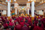 Вид на зал главного тибетского храма во время молитвенной сессии, организованной в рамках начитывания 100 миллионов мантр «мани» (мани дхондруп), в которой принимает участие Его Святейшество Далай-лама. Дхарамсала, штат Химачал-Прадеш, Индия. 8 июня 2022 г. Фото: Тензин Чойджор (офис ЕСДЛ).