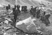 Тибетцы, занятые на строительстве дорог на севере Индии. 1960-е годы.