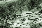 Первый монастырский институт, основанный тибетскими беженцами в Буксаре, Индии, в 1959 году.