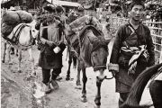 Тибетские беженцы прибывают в транзитный лагерь. Фото: M10 Memorial.