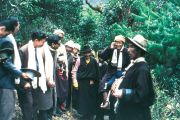 Спустя 14 дней сложнейшего перехода через Гималаи Его Святейшество Далай-лама и сопровождающие его лица благополучно въезжают в Индию через пограничный пост Чутангму, охраняемый стрелковыми подразделениями штата Ассам. 31 марта 1959 года.