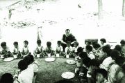 Его Святейшество Далай-лама навещает детей на озере Дал во время ежегодного пикника в день годовщины создания Тибетской детской деревни. 17 мая 1960 года.