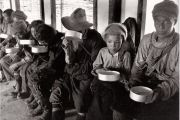 Тибетские беженцы получают еду в транзитном лагере. Фото: M10 Memorial.