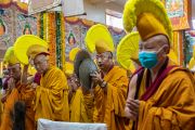 Мастер ритуального пения читает молитвы, в то время как Его Святейшество Далай-лама прибывает в главный тибетский храм. Дхарамсала, штат Химачал-Прадеш, Индия. 24 июня 2022 г. Фото: Тензин Чойджор (офис ЕСДЛ).