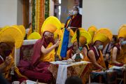 Бывший калон трипа (премьер-министр тибетского правительства в эмиграции) Самдонг Ринпоче и старшие монахи принимают участие в подношении долгой жизни Его Святейшеству Далай-ламе. Дхарамсала, штат Химачал-Прадеш, Индия. 24 июня 2022 г. Фото: Тензин Чойджор (офис ЕСДЛ).