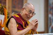Его Святейшество Далай-лама улыбается своим последователям, собравшимся в главном тибетском храме, чтобы поднести ему молебен о долгой жизни. Дхарамсала, штат Химачал-Прадеш, Индия. 24 июня 2022 г. Фото: Тензин Чойджор (офис ЕСДЛ).