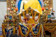 Его Святейшество Далай-лама читает молитвы во время церемонии подношения молебна о долгой жизни. Дхарамсала, штат Химачал-Прадеш, Индия. 24 июня 2022 г. Фото: Тензин Чойджор (офис ЕСДЛ).