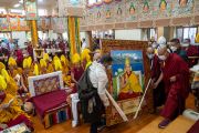 Участники пяти тибетских организаций преподносят Его Святейшеству Далай-ламе портрет с его изображением. Дхарамсала, штат Химачал-Прадеш, Индия. 24 июня 2022 г. Фото: Тензин Чойджор (офис ЕСДЛ).