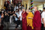 Направляясь в свою резиденцию после церемонии подношения молебна о долгой жизни, Его Святейшество Далай-лама позирует фотографам. Дхарамсала, штат Химачал-Прадеш, Индия. 24 июня 2022 г. Фото: Тензин Чойджор (офис ЕСДЛ).