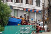 Монахи выстроились в очередь перед входом на территорию главного тибетского храма, где Его Святейшество Далай-лама будет даровать предварительное посвящение Херуки в традиции Луипы. Дхарамсала, штат Химачал-Прадеш, Индия. 8 июля 2022 г. Фото: Тензин Чойджор (офис ЕСДЛ).