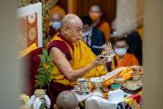 Его Святейшество Далай-лама дарует предварительное посвящение Херуки в традиции Луипы. Дхарамсала, штат Химачал-Прадеш, Индия. 8 июля 2022 г. Фото: Тензин Чойджор (офис ЕСДЛ).