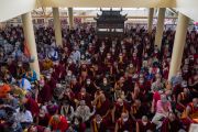 Некоторые из более 9 000 человек, собравшихся в главном тибетском храме для участия в предварительном посвящении Херуки в традиции Луипы. Дхарамсала, штат Химачал-Прадеш, Индия. 8 июля 2022 г. Фото: Тензин Чойджор (офис ЕСДЛ).