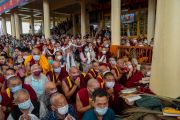 Верующие, собравшиеся во дворе главного тибетского храма, почтительно приветствуют Его Святейшество Далай-ламу, который возвращается в свою резиденцию после дарования предварительного посвящения Херуки в традиции Луипы. Дхарамсала, штат Химачал-Прадеш, Индия. 8 июля 2022 г. Фото: Тензин Чойджор (офис ЕСДЛ).