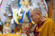 Его Святейшество Далай-лама собирается насладиться яблоком, которое он выбрал для подношений во время молебна о долгой жизни. Дхарамсала, штат Химачал-Прадеш, Индия. 10 июля 2022 г. Фото: Тензин Чойджор (офис ЕСДЛ).