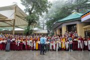 Последователи Его Святейшества Далай-ламы, собравшиеся во дворе главного тибетского храма, ожидают его прибытия на церемонию подношения молебна о долгой жизни, организованную тантрическими монастырями Гьюдмед и Гьюто. Дхарамсала, штат Химачал-Прадеш, Индия. 10 июля 2022 г. Фото: Тензин Чойджор (офис ЕСДЛ).