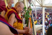 Его Святейшество Далай-лама смотрит на своих последователей, которые собрались во дворе главного тибетского храма, чтобы принять участие в подношении духовному лидеру молебна о долгой жизни. Дхарамсала, штат Химачал-Прадеш, Индия. 10 июля 2022 г. Фото: Тензин Чойджор (офис ЕСДЛ).