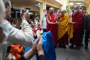 Возвращаясь в свою резиденцию по завершении подношения молебна о долгой жизни, Его Святейшество Далай-лама машет рукой своим последователям, собравшимся в главном тибетском храме. Дхарамсала, штат Химачал-Прадеш, Индия. 10 июля 2022 г. Фото: Тензин Чойджор (офис ЕСДЛ).