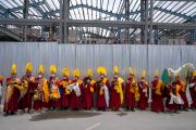 Монахи играют на традиционных ритуальных инструментах, приветствуя Его Святейшество Далай-ламу в аэропорту Ле. Ладак, штат Джамму и Кашмир, Индия. 15 июля 2022 г. Фото: Тензин Чойджор (офис ЕСДЛ).