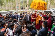 По прибытии в свою резиденцию Его Святейшество Далай-лама общается с журналистами. Ле, Ладак, штат Джамму и Кашмир, Индия. 15 июля 2022 г. Фото: Тензин Чойджор (офис ЕСДЛ).