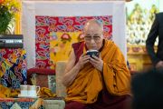Его Святейшество Далай-лама пробует сладкий рис, которым по тибетской традиции угощают всех на торжественных церемониях. Ле, Ладак, штат Джамму и Кашмир, Индия. 15 июля 2022 г. Фото: Тензин Чойджор (офис ЕСДЛ).