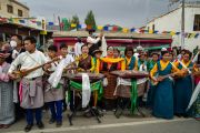 Местные жители играют на традиционных инструментах, приветствуя кортеж Его Святейшества Далай-ламы. Ле, Ладак, штат Джамму и Кашмир, Индия. 15 июля 2022 г. Фото: Тензин Чойджор (офис ЕСДЛ).