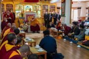 Его Святейшество Далай-лама обращается к почетным гостям, собравшимся, чтобы поприветствовать его по прибытии в Ладак. Ле, Ладак, штат Джамму и Кашмир, Индия. 15 июля 2022 г. Фото: Тензин Чойджор (офис ЕСДЛ).