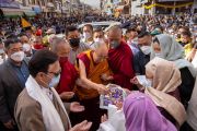 Члены общины суннитов приветствуют Его Святейшество Далай-ламу сладостями по прибытии в мечеть Джамия-Масджид в Ле, Ладак, Индия, 23 июля 2022 года. Фото Тензина Чойджора