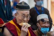 Его Святейшество Далай-лама ест хлеб во время  посещении мечети Джамиа-Масджид в Ле, Ладак, Индия, 23 июля 2022 года. Фото Тензина Чойджора
