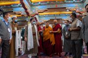 Его Святейшество Далай-ламу проводят внутрь мечети Джамия-Масджид в Ле, Ладак, Индия, 23 июля 2022 года. Фото Тензина Чойджора