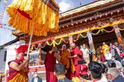 Его Святейшество Далай-лама покидает храм Джокханг в Ле, Ладак, Индия, 23 июля 2022 года. Фото Тензина Чойджора