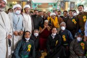 Его Святейшество Далай-лама позирует для группового фото с членами шиитской общины во время посещения шиитской мечети в Ле, Ладак, Индия, 23 июля 2022 года. Фото Тензина Чойджора