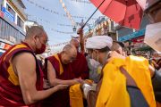 Лидеры шиитской общины приветствуют Его Святейшество Далай-ламу в мечети. Ле, Ладак, Индия, 23 июля 2022 года. Фото Тензина Чойджора