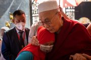 Его Святейшество Далай-лама приветствует тибетскую мусульманку в шиитской мечети в Ле, Ладак, Индия, 23 июля 2022 года. Фото Тензина Чойджора