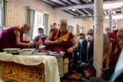 Его Святейшество Далай-лама угощается пирогом во время посещения моравской церкви в Ле, Ладак, Индия, 23 июля 2022 года. Фото Тензина Чойджора