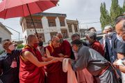 Члены христианской общины приветствуют Его Святейшество Далай-ламу в моравской церкви в Ле, Ладак, Индия, 23 июля 2022 года. Фото Тензина Чойджора