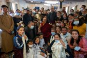 Его Святейшество Далай-лама позирует для групповой фотографии с членами христианской общины во время посещения моравской церкви в Ле, Ладак, Индия, 23 июля 2022 года. Фото Тензина Чойджора