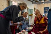 Настоятель моравской церкви вручает Его Святейшеству Далай-ламе Библию. Ле, Ладак, Индия, 23 июля 2022 года. Фото Тензина Чойджора