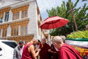 Его Святейшество Далай-лама отправляется в свою резиденцию Шевацель Пходранг по окончании визита в моравскую церковь в Ле, Ладак, Индия, 23 июля 2022 года. Фото Тензина Чойджора