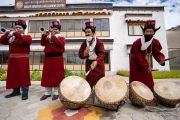 Местные музыканты возвещают о прибытии Его Святейшества Далай-ламы на церемонию освящения библиотеки Шераб Кьецал-линг. Ле, Ладак, Индия. 25 июля, 2022 года. Фото: Тензин Чойджор