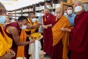 Его Святейшество Далай-лама во время экскурсии по библиотеке Шераб Кьецал-линг в монастыре Тикси. Ле, Ладак, Индия, 25 июля 2022 года. Фото: Тензин Чойджор