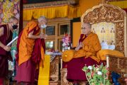 Тикси Ринпоче приветствует Его Святейшество Далай-ламу перед началом беседы о светской этике со студентами. Монастырь Тикси, Ле, Ладак, Индия, 25 июля 2022 года. Фото Тензин Чойджор