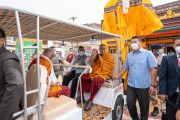 Его Святейшество Далай-лама направляется от библиотеки Шераб Кьецал-линг к месту проведения лекции по светской этике. Монастырь Тикси, Ле, Ладак, Индия. 25 июля 2022 года. Фото Тензин Чойджор