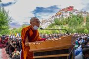 Тикси Ринпоче произносит вступительное слово в начале беседы Его Святейшества Далай-ламы со студентами по светской этике в монастыре Тикси, в Ле, Ладак, Индия, 25 июля 2022 года. Фото Тензин Чойджор