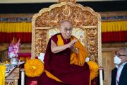 Его Святейшество Далай-лама во время беседы с учащимися демонстрирует жест, использующийся во время проведения буддийских философских диспутов. Монастырь Тикси в Ле, Ладак, Индия, 25 июля 2022 года. Фото: Тензин Чойджор