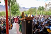 Учащаяся задает вопрос Его Святейшеству Далай-ламе во время его беседы о светской этике на учебной площадке монастыря Тикси в Ле, Ладак, Индия, 25 июля 2022 года. Фото: Тензин Чойджор